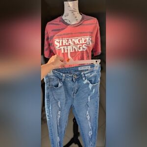 OUTFIT StrangerThings Cropped T-Shirt & Distressed Hi Rise Blue Jeans Size Small